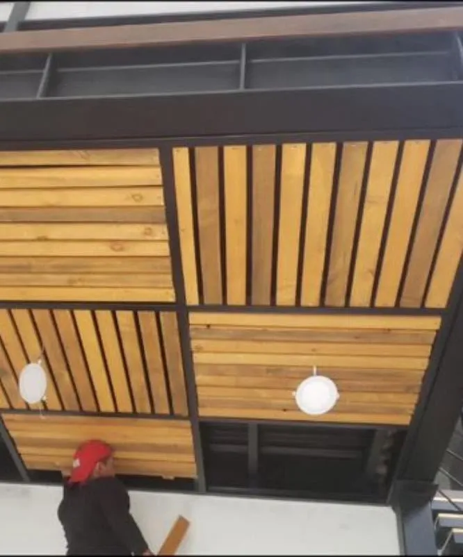 Plafón de madera con estructura de acero