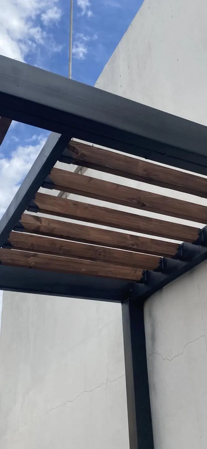 Pérgola de acero y madera