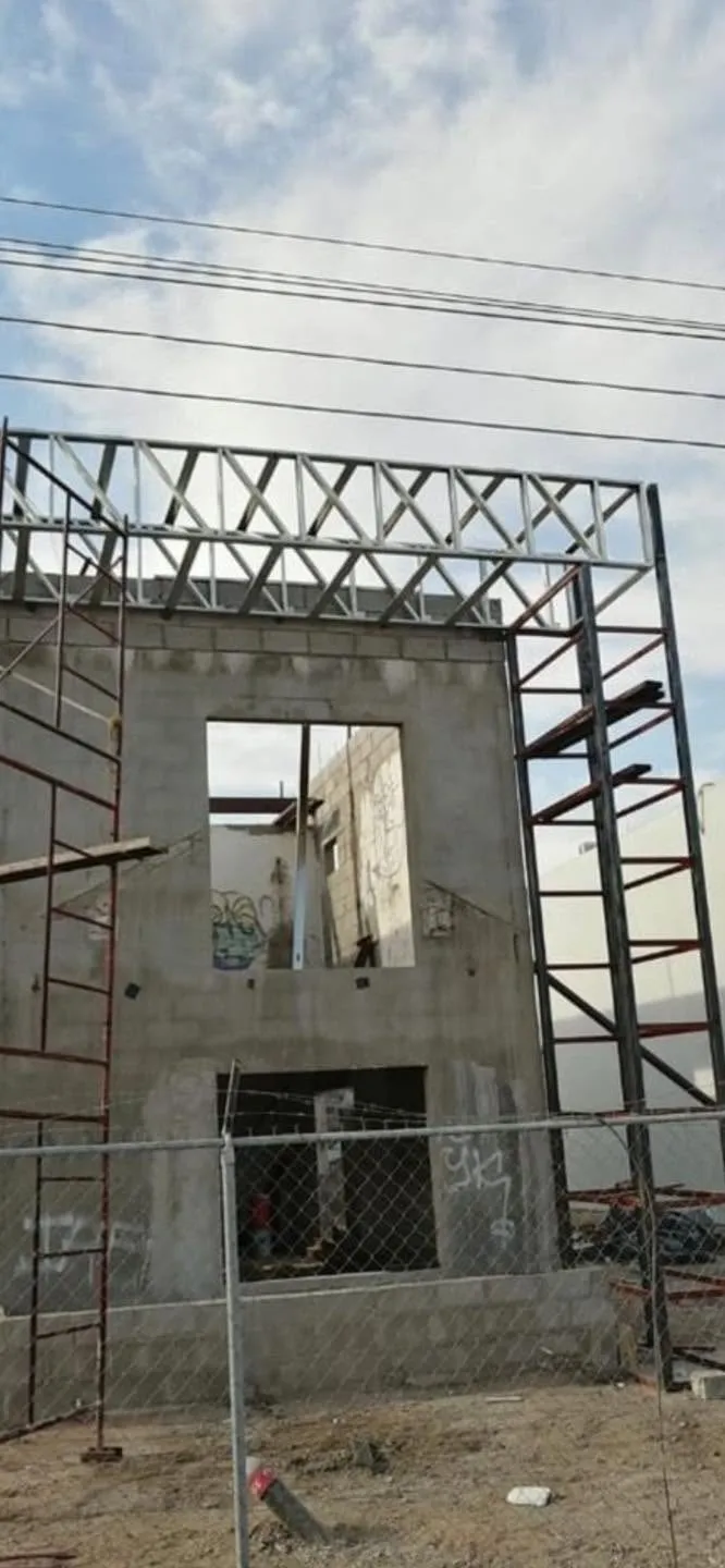 Casa en obra negra con estructura de acero en la fachada